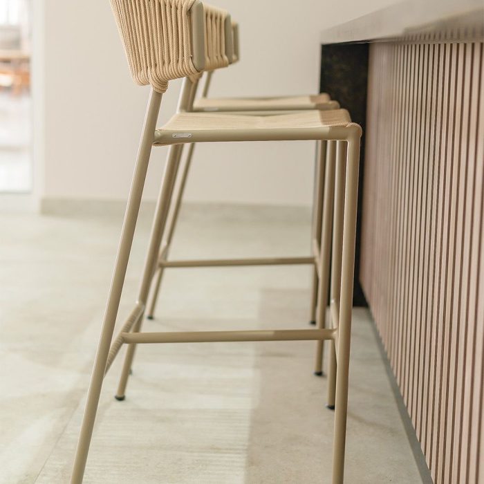 6 - Banqueta Capri assinada por Studio Lovato para lovato_moveis