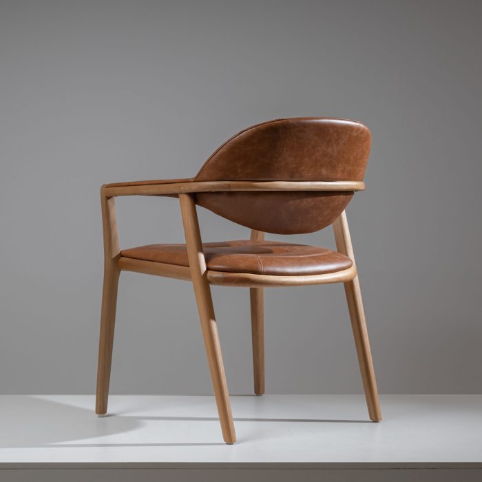 Cadeira-Laura-tapecada-com-braco-Mel-Claro-Couro-20363-4-scaled